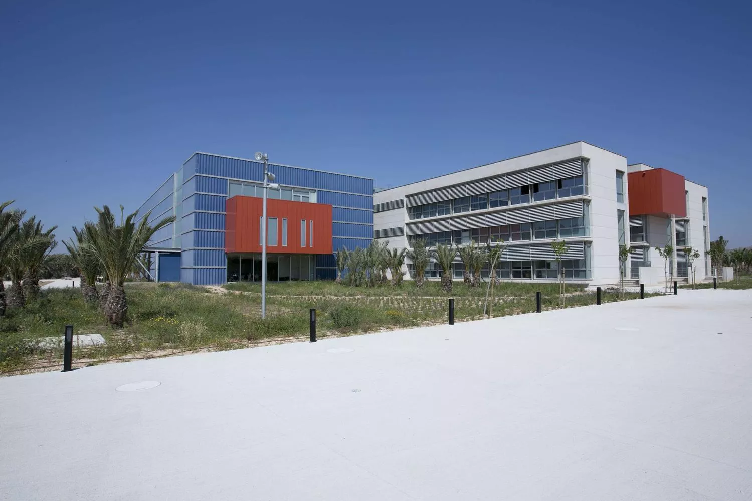 Innova building at the UMH Science Park in Elche, with its blue and red facade.