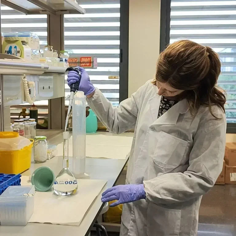 Investigadora trabajando en el laboratorio de la Fundación Síndrome de Dravet